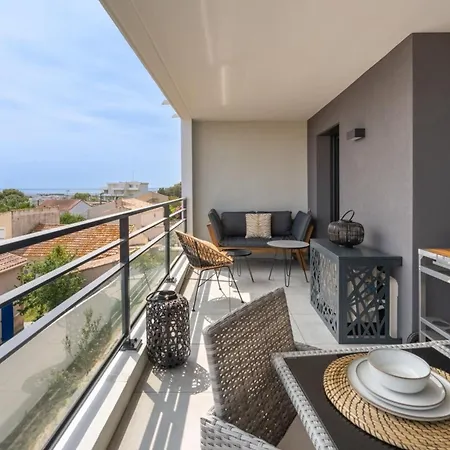 Dieu Neree & Its Sea View Apartman
